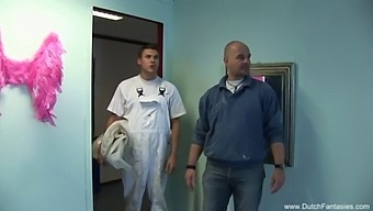 Аматьорска Холандска Домакиня Се Наслаждава На Двойно Проникване С Двама Млади Мъже
