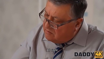 Papá Con Gran D Lo Controla De Lejos