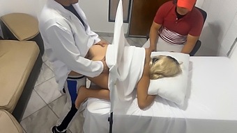 Esposa Incrível É Seduzida Por Um Médico Sedutor Em Um Vídeo De Consulta Médica