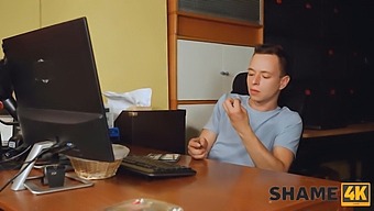 Gør Dig Klar Til En Intens Gabende Oplevelse Med Shame4k