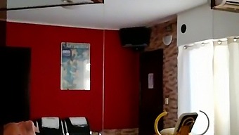 Genç Bir Kız, Bir Yabancıyla Seks Yapmak Için Para Alıyor