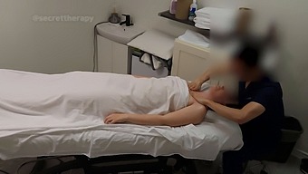 Gift Kvinde Sera Skriger Af Nydelse Under Hjemmelavet Møde I Fitnesscentret